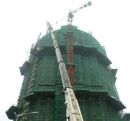 沧源吊车在工地上作业